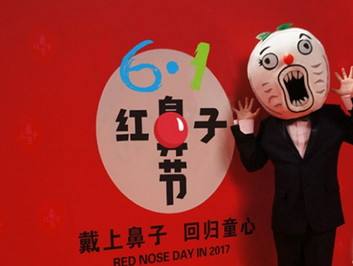 男孩钻进路边纸箱内险被车辆轧上